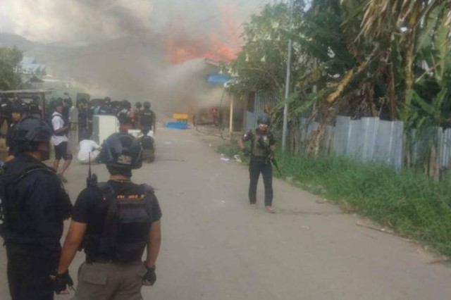 Rusuh di Dogiyai, kelompok warga bakar rumah dan truk. Kerusuhan dipicu kecelakaan yang menewaskan seorang anak berumur 5 tahun. (Foto Humas Polda Papua)