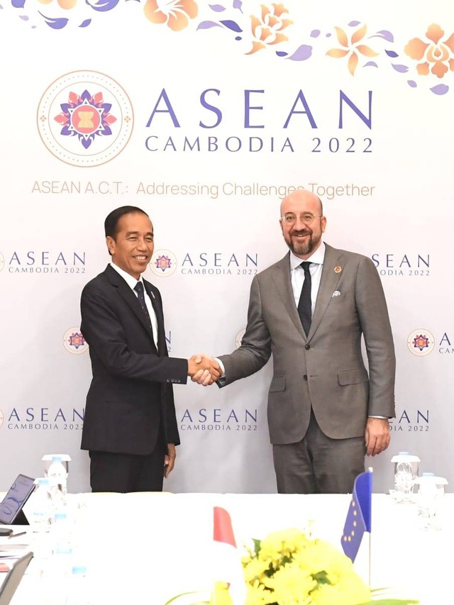 Presiden Jokowi melakukan pertemuan dengan Presiden Dewan Eropa Charles Michel di sela penyelenggaraan KTT ASEAN Kamboja di Hotel Sokha, Phnom Penh, Sabtu (12/11/2022). Foto: Kris/Biro Pers Sekretariat Presiden