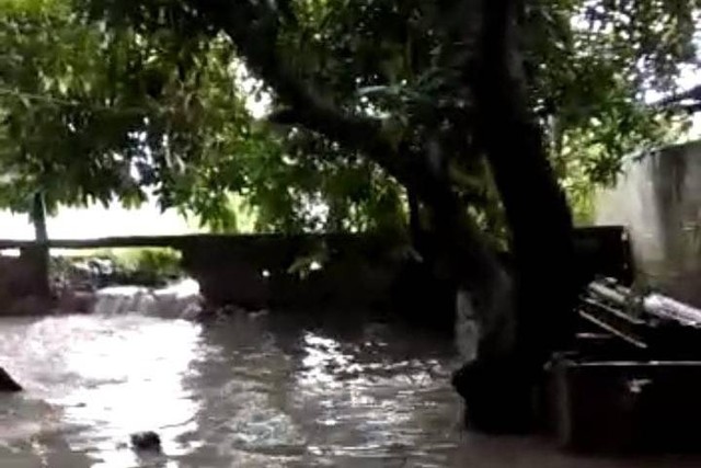 Tanggul jebol yang membuat banjir di Perumahanan Gelam Jaya, Pasar Kemis, Kabupaten Tangerang. Foto: Dok. Istimewa