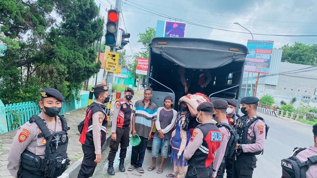 Polisi mengamankan 6 pengamen jalanan yang biasa mangkal di sejumlah lampu merah di wilayah Brebes Kota, Sabtu (12/11/2022).