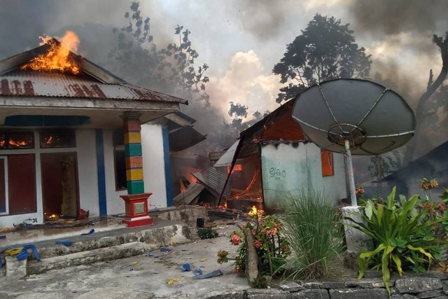 Kondisi rumah terbakar buntut bentrokan antar kelompok warga di Kabupaten Maluku Tenggara, Provinsi Maluku, Sabtu (12/11/2022). Foto: Dok. Istimewa