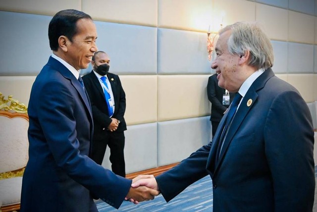 Presiden Jokowi bertemu dengan Sekjen PBB Antonio Guterres di sela penyelenggaraan KTT ASEAN Kamboja di Hotel Sokha, Phnom Penh, Sabtu (12/11/2022). Foto: Kris/Biro Pers Sekretariat Presiden