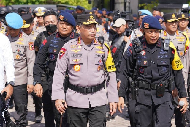 Kapolri Jenderal Pol Listyo Sigit Prabowo meninjau personel yang bertugas untuk operasi pengamanan KTT G20 di kawasan Nusa Dua, Badung, Bali, Sabtu (12/11/2022). Foto: Dok. Polri