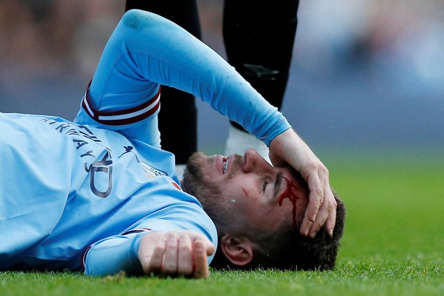 Pemain Manchester City Aymeric Laporte mengalami cedera saat hadapi Brentford di Stadion Etihad, Manchester, Inggris, Sabtu (12/11/2022). Foto: Craig Brough/REUTERS