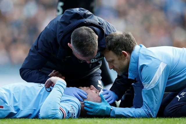 Pemain Manchester City Aymeric Laporte menerima perawatan medis setelah mengalami cedera saat hadapi Brentford di Stadion Etihad, Manchester, Inggris, Sabtu (12/11/2022). Foto: Craig Brough/REUTERS