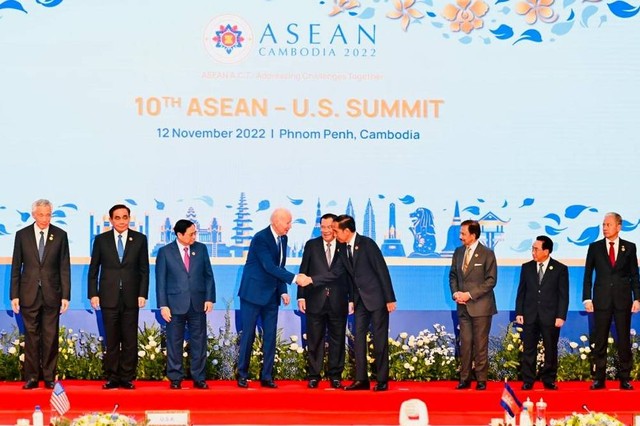 Presiden Jokowi bersama para pemimpin negara mengikuti sesi foto bersama saat menghadiri KTT ASEAN-AS dalam rangkaian KTT ASEAN 2022 di Hotel Sokha, Phnom Penh, Kamboja, Sabtu (12/11/2022). Foto: Laily Rachev/Biro Pers Sekretariat Presiden