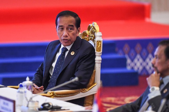 Presiden Jokowi menghadiri Konferensi Tingkat Tinggi (KTT) ASEAN-AS dalam rangkaian KTT ASEAN 2022 di Hotel Sokha, Phnom Penh, Kamboja, Sabtu (12/11/2022). Foto: Hafidz Mubarak A/ANTARA FOTO