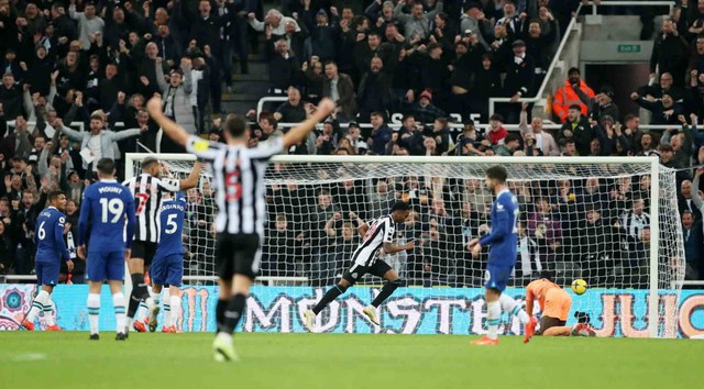 Joe Willock dari Newcastle United merayakan gol pertama mereka. Foto: Scott Heppell/REUTERS