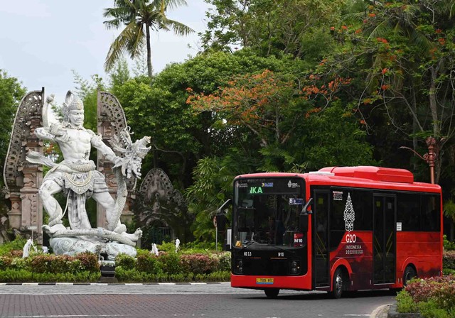 Bus listrik yang menjadi transportasi angkutan pengumpan (shuttle) melintas di kawasan Nusa Dua, Badung, Bali, Sabtu (12/11/2022). Foto: Fikri Yusuf/ANTARA FOTO