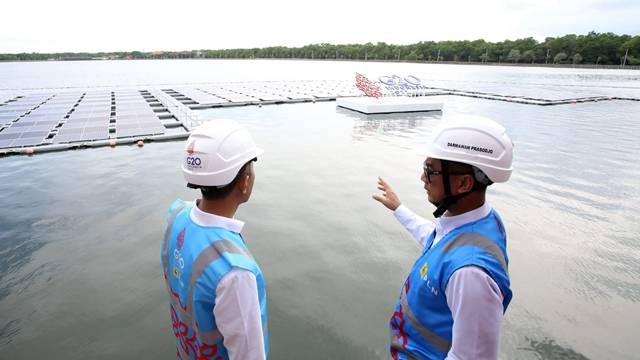 Direktur Utama PLN, Darmawan Prasodjo meninjau PLTS Terapung Waduk Muara Nusa Dua Bali.