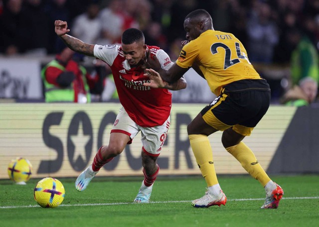 Gabriel Jesus dari Arsenal beraksi dengan Toti dari Wolverhampton Wanderers. Foto: Action Images via Reuters/Matthew Childs