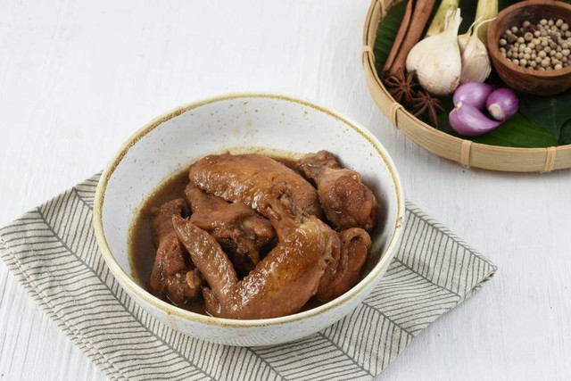 Semur ayam sebagai salah satu menu favorit masyarakat. Foto: Edgunn/Shutterstock
