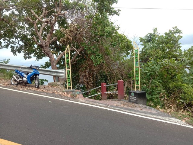 Jalur masuk ke lokasi air panas atau ake sahu di Kelurahan Tosa, Kecamatan Tidore Timur, Kota Tidore Kepulauan, Maluku Utara. Foto: Nurkholis Lamaau/cermat