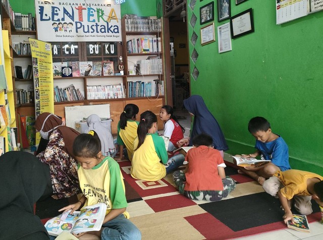 Anak-anak yang rajin membaca di taman bacaan