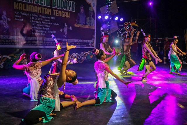 Sejumlah penari pelajar dari Sanggar Lawang Suri menampilkan tarian Pesta Kahanjak di UPT Taman Budaya, Palangka Raya, Kalimantan Tengah, Sabtu (12/10) malam. Foto: Auliya Rahman/ANTARA FOTO