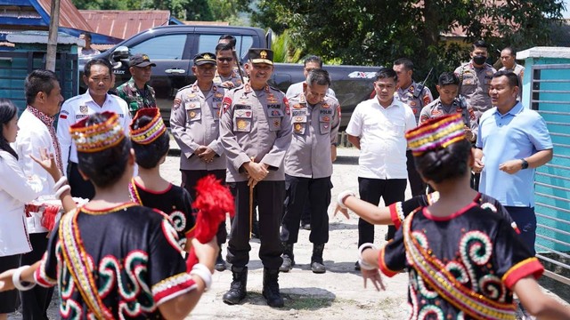 Kapolda Sulawesi Barat Irjen Pol Verdianto Iskandar Bitticaca melakukan kunjungan ke Kecamatan Kalumpang, Mamuju. Foto: Dokumentasi Humas Polda Sulbar