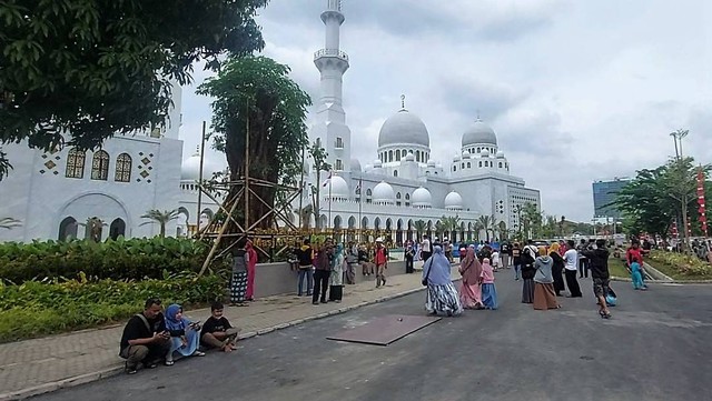 Warga beramai-ramai mendatangi Masjid Sheikh Zayed, Solo, Minggu (13/11/2022). FOTO: Fernando Fitusia 