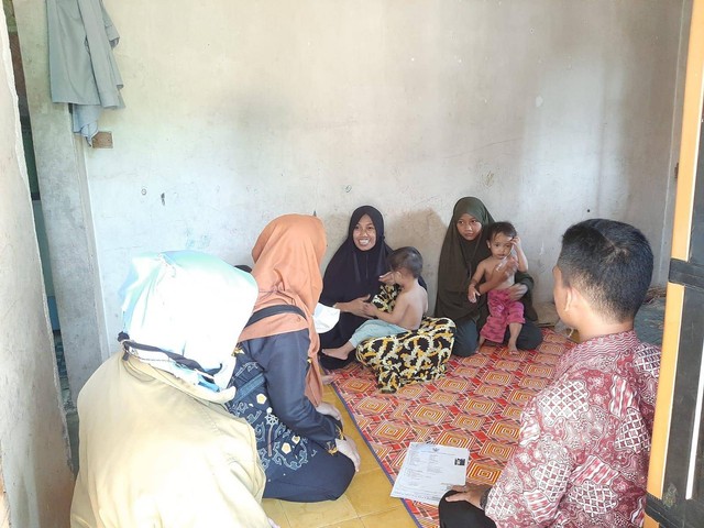 Petugas Dinsos Indramayu saat melakukan pendataan masyarakat penerima manfaat bantuan sosial. Foto: Istimewa