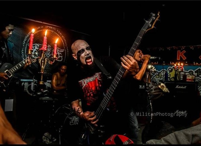 Ian salah satu personel Amonth, Band metal asal Pontianak. Foto: Militan Photography