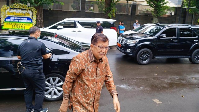 Jusuf Kala tiba di rumah duka Ari Soemarno, Jakarta Selatan, Minggu (13/11) siang. Foto: Ainun Nabila/kumparan