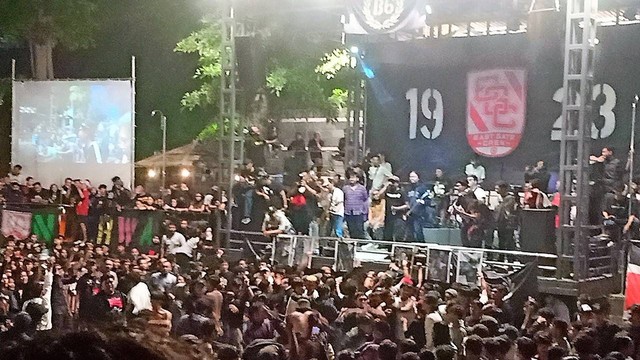 Suporter memadati Kali Pepe Land, Boyolali, saat berlangsungnya perayaan HUT Persis Solo, Sabtu (12/11/2022) malam. FOTO: Agung Santoso