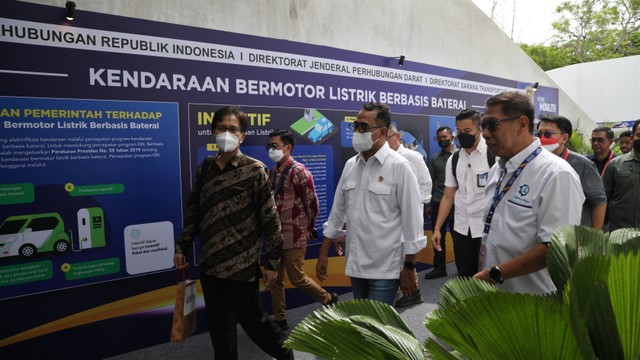 Menteri Perhubungan Budi Karya Sumadi menghadiri Pameran Kendaraan Bermotor Listrik Berbasis Baterai (PKBLBB) 2022 dalam rangkaian G20 Bali, Minggu (13/11/2022). Foto: Aditia Noviansyah/kumparan
