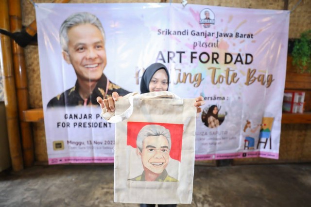 Srikandi Ganjar Jawa Barat menggelar painting tote bag dalam rangka memperingati Hari Ayah. Foto: Dok. Istimewa