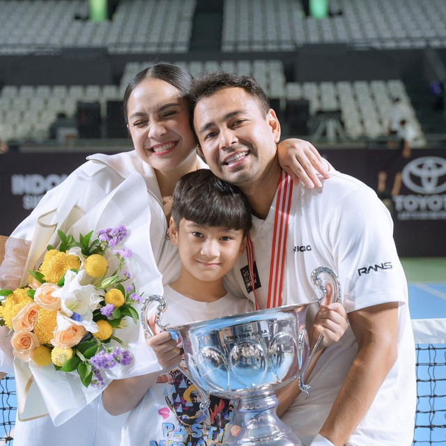 Raffi Ahmad bersama Nagita Slavina dan Rafathar usai dirinya menang dalam pertandingan tenis melawan Desta di acara Tiba Tiba Tenis. Foto: Instagram/@raffinagita1717