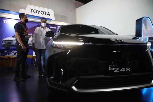 Menhub Budi Karya berbincang dengan perwakilan Toyota untuk mengeksplor mobil listrik Toyota bZ4x Foto: Aditia Noviansyah/kumparan