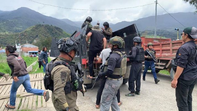 Proses evakuasi Prajurit TNI yang ditembak saat patroli gabungan di Gome Puncak Papua Tengah dievakuasi ke Timika. (Foto Humas Polda Papua)