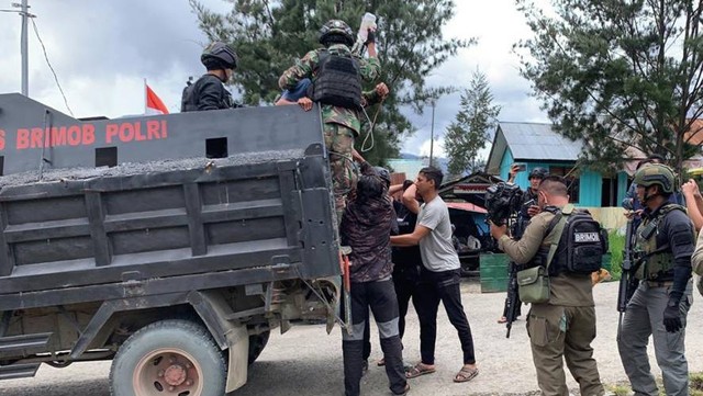 Proses evakuasi Prajurit TNI yang ditembak saat patroli gabungan di Gome Puncak Papua Tengah dievakuasi ke Timika. (Foto Humas Polda Papua)