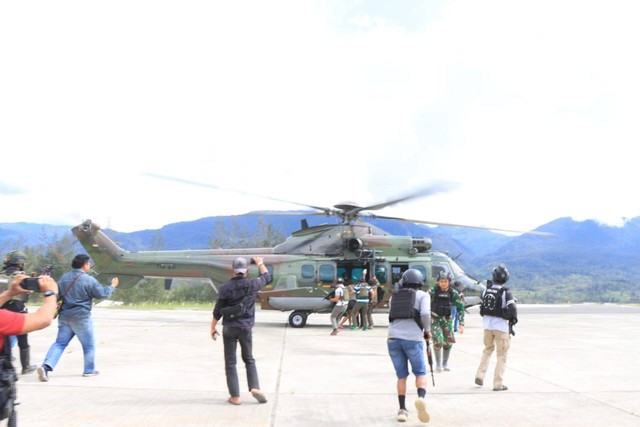 Foto: Evakuasi Prajurit TNI yang Ditembak di Gome Puncak Papua Tengah ke Timika (332994)
