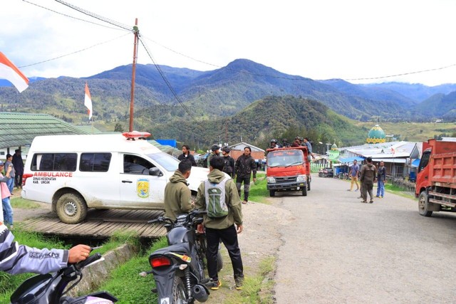 Proses evakuasi Prajurit TNI yang ditembak saat patroli gabungan di Gome Puncak Papua Tengah dievakuasi ke Timika. (Foto Humas Polda Papua)