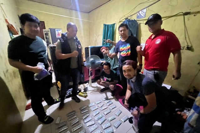 Satreskrim Polres Metro Bekasi saat melakukan penggrebekan kasus peredaran narkotika. Foto: Dok. Istimewa