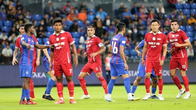 Pemain Persis Solo saat melawan Johor Darul Ta’zim (JDT) di Stadion Sultan Ibrahim, Malaysia, Sabtu (12/11/2022) malam. FOTO: dok Persis Solo