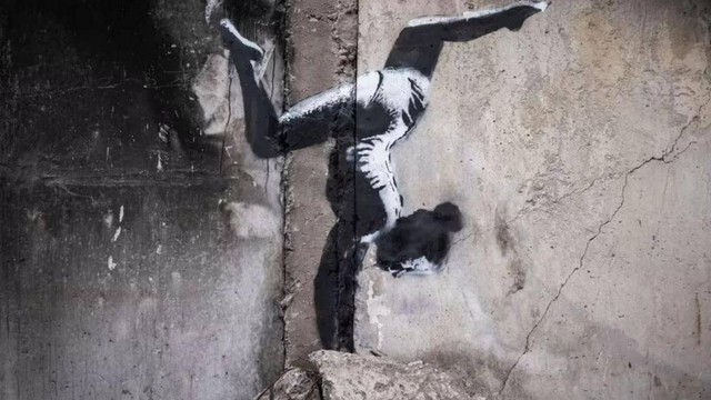 Seniman Banksy Beraksi di Ukraina, Ada Grafiti Pesenam di Reruntuhan Bangunan