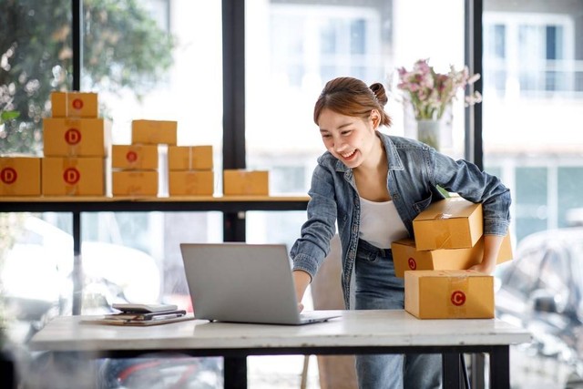 Ilustrasi melakukan bisnis secara online. Foto: Shutterstock