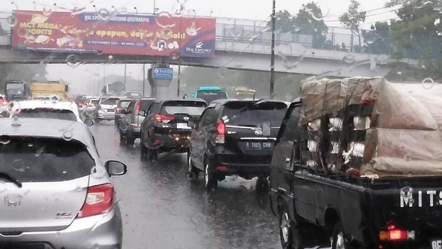 Akses jalan Tol Jakarta - Tangerang tepatnya di Tol Bitung KM 26, Kabupaten Tangerang terendam banjir, Minggu, (13/11/2022). Foto: Dok. Istimewa