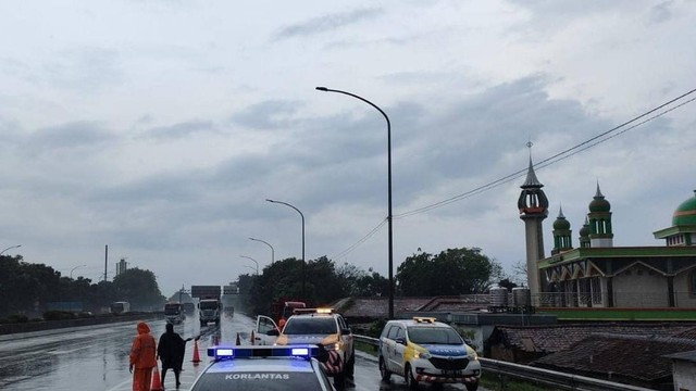 Akses jalan Tol Jakarta - Tangerang tepatnya di Tol Bitung KM 26, Kabupaten Tangerang terendam banjir, Minggu, (13/11/2022). Foto: Dok. Istimewa
