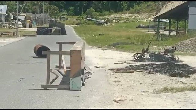 Situasi pasca bentrokan warga Desa Elat dan Bombai, di Kabupaten Maluku Tenggara, Provinsi Maluku, Minggu (13/11/2022). Foto: Dok. Istimewa