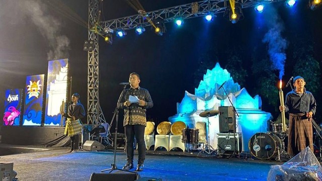 Kepala Disbudpar Aceh Almuniza Kamal membuka Karnaval Putroe Phang. Foto: Istimewa