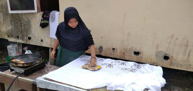 Nurhasanah, Ketua Kelompok Batik Taman Sari, membuat batik cap. (Foto: M Sobar Alfahri/Jambikita) 