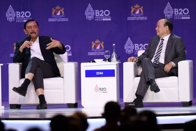 Menteri Koordinator Bidang Kemaritiman dan Investasi Luhut Binsar Pandjaitan (kiri) bersama Chairman and Founder CATL Zeng Yuqun (kanan) menyampaikan paparan dalam diskusi panel B20 Summit Indonesia 2022 di Nusa Dua, Kabupaten Badung, Bali. Foto: Aditya Pradana Putra/Antara Foto 