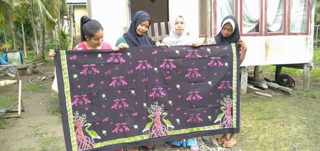 Kelompok Batik Taman Sari menunjukkan kain batik yang mereka buat. (Foto: M Sobar Alfahri/Jambikita)