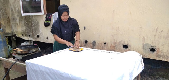 Nurhasanah, Ketua Kelompok Batik Taman Sari, membuat batik cap. (Foto: M Sobar Alfahri)