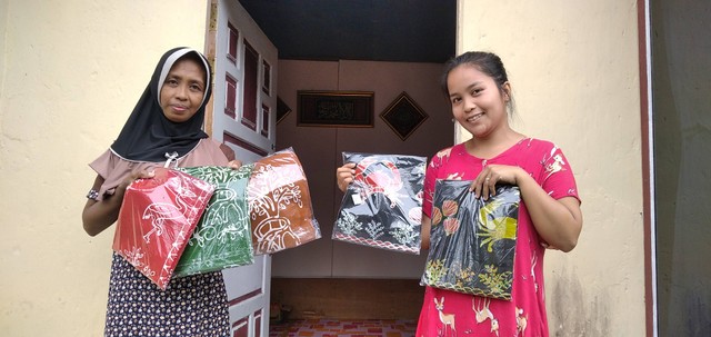 Kelompok Batik Taman Sari memamerkan kain batik yang sudah jadi. (Foto: Jambikita)