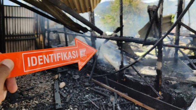 Olah TKP kebakaran 3 rumah guru di Oksibil Pegunungan Bintang, Provinsi Papua Pegunungan. (Foto Humas Polda Papua) 