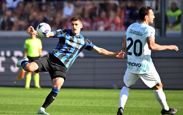 Pemain Atalanta Mario Pasalic beraksi saat melawan Inter Milan di Stadio Atleti Azzurri, Bergamo, Italia. Foto: Alberto Lingria/REUTERS