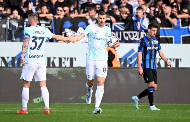 Edin Dzeko dari Inter Milan merayakan gol pertamanya bersama Milan Skriniar di Stadio Atleti Azzurri, Bergamo, Italia. Foto: Alberto Lingria/REUTERS