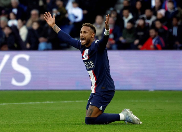 Reaksi Neymar dari Paris St Germain saat melawan Auxerre di Parc des Princes, Paris, Prancis. Foto: Gonzalo Fuentes/Reuters